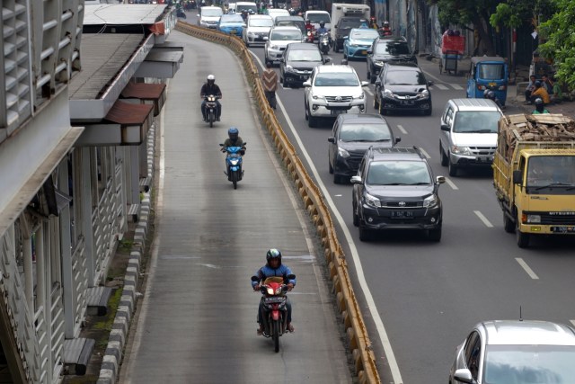 Pengendara motor menggunakan jalur busway. Foto: Fanny Kusumawardhani/kumparan