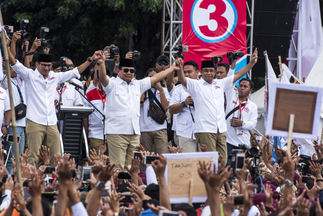 Sandi, Prabowo, dan Anies berjabat tangan. (Foto: Antara/M Agung Rajasa)