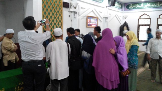 Para pelayat tiba di Masjid Al Amin. (Foto: Twitter @PKSJaksel)