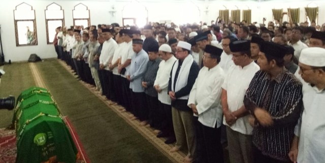 Jenazah Taufik Ridho disalatkan (Foto: Mustaqim Amna/kumparan)