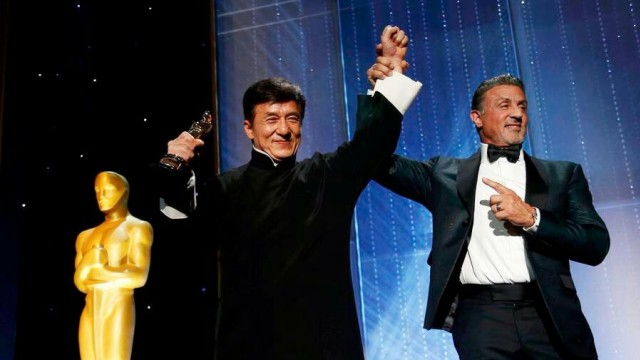 Jackie Chan memperoleh Piala Oscar. (Foto: Website Jackie Chan)