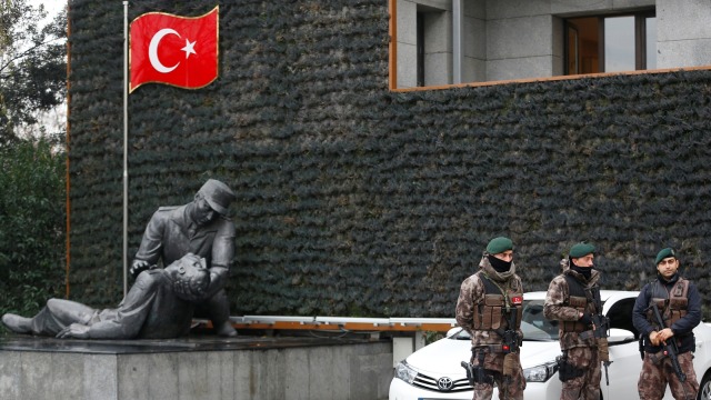 Polisi Turki yang sedang bertugas di Istanbul. (Foto: REUTERS/Murad Sezer)