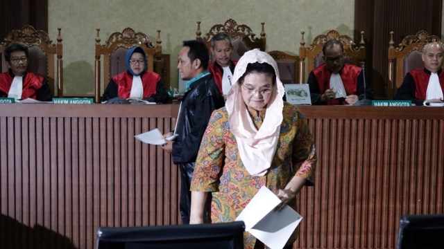 Siti Fadilah usai menjalani sidang dakwaan tipikor (Foto: Fanny Kusumawardhani/kumparan)