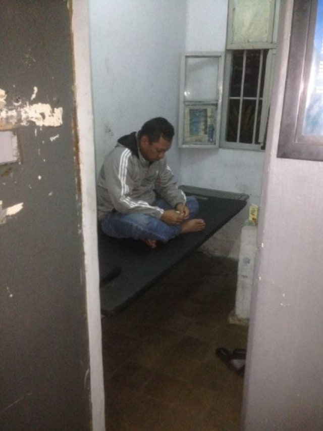 Gayus saat berada di sel isolasi Lapas Sukamiskin. (Foto: Devan T Wyndantara/Facebook)