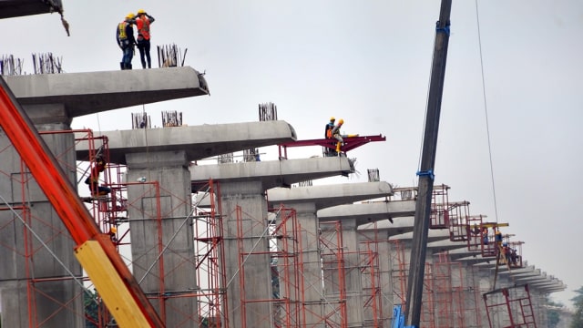 .Pembangunan LRT di sepanjang jalan Tol Jagorawi (Foto: Yulius Satria Wijaya/Antara)