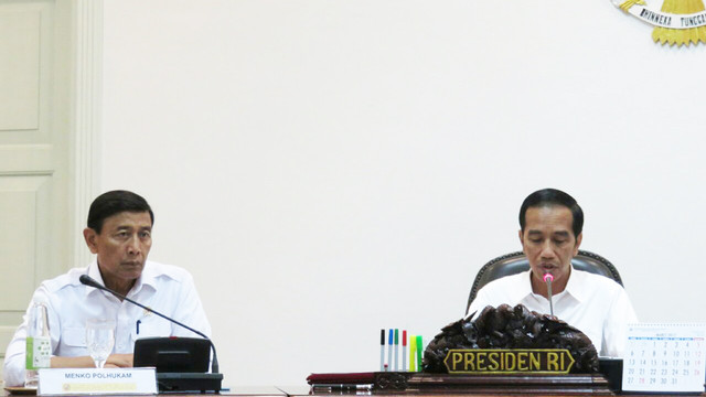 Wiranto dan Jokowi salam rapat terbatas. (Foto: Yudhistira Amran/kumparan)