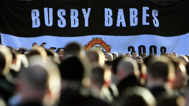 Nama Busby Babes diabadikan dalam bendera. (Foto: Christopher Furlong/Getty Images)