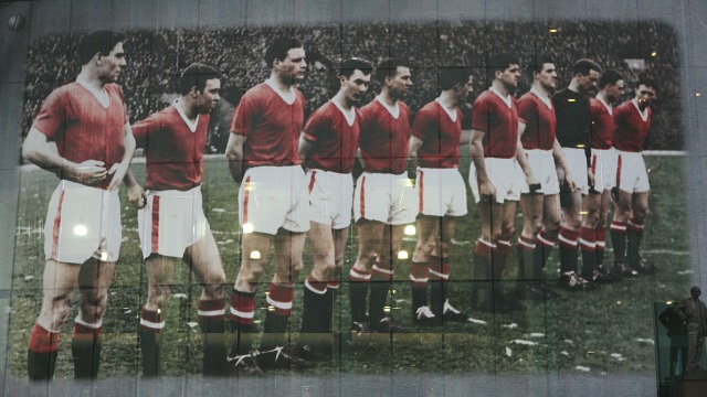 Mural Busby Babes di Old Trafford (Foto: Christopher Furlong/Getty Images)
