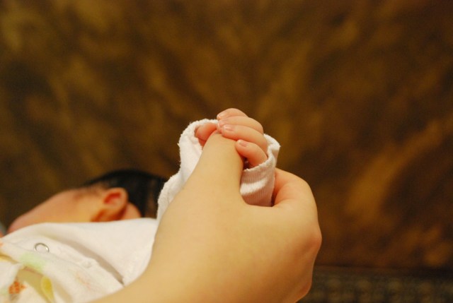 Ibu menggenggam sang anak (ilustrasi) (Foto: Pixabay/cartersbebemom)