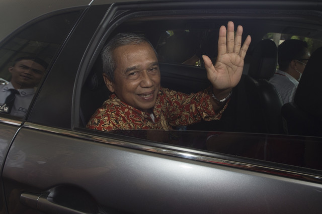 Busyro Muqoddas melambaikan tangan usai rapat. (Foto: Antara/Rosa Panggabean)