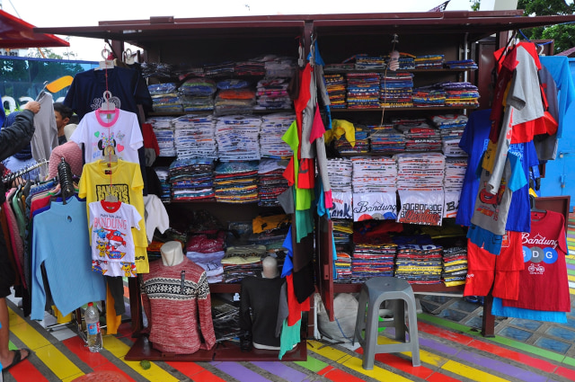 Pedagang baju di sepanjang jalan Cihampelas. (Foto: Kevin Kurnianto/kumparan)