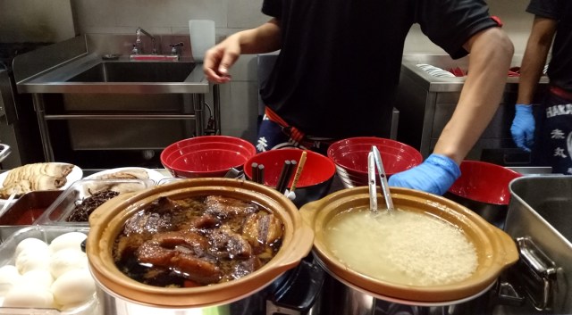 Suasana dapur Ippudo. (Foto: Stephanie Elia/ kumparan)