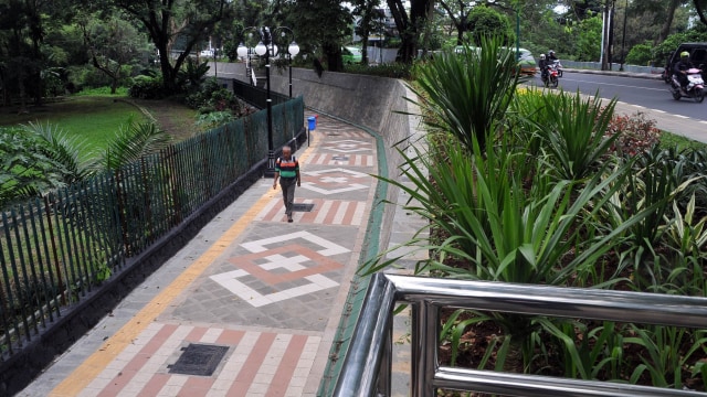 Jalur pejalan kaki di Kebun Raya Bogor (Foto: Yulius Satria Wijaya/Antara)
