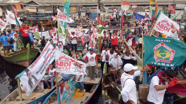 Warga ramaikan acara parade Anies-Sandi. (Foto: Wandha Nur/kumparan)