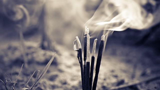 Ilustrasi membakar dupa. (Foto: Pixabay)