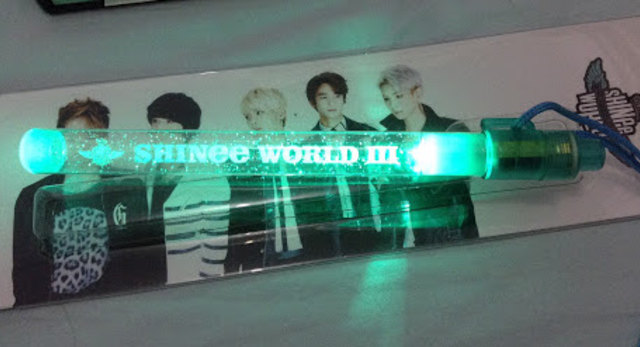 Ahok - Djarot Bersinar Bagaikan Lightstick 