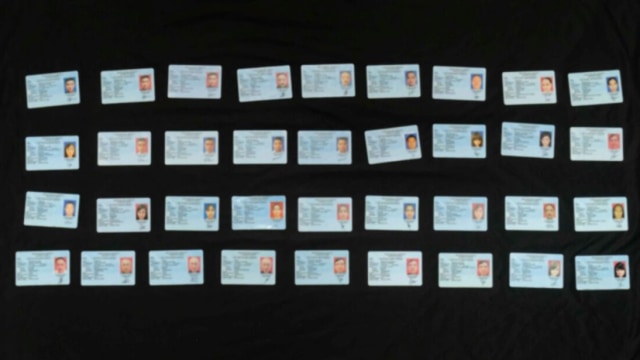 36 e-KTP dari paket yang diamankan. (Foto: Dok. Bea Cukai)