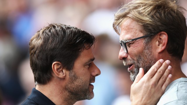 Mauricio Pochettino dan Juergen Klopp (Foto: Julian Finney/Getty Images)