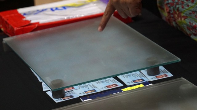 Bea Cukai rilis KTP dan NPWP dari Kamboja. (Foto: Aditia Noviansyah/kumparan)