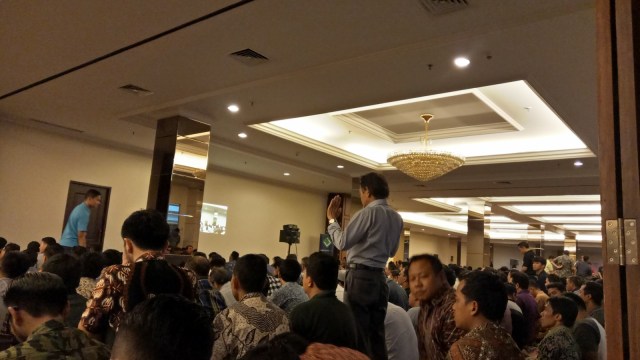 Suasana salat Jumat di Bellagio Mall. (Foto: Aprilandika Pratama/kumparan)