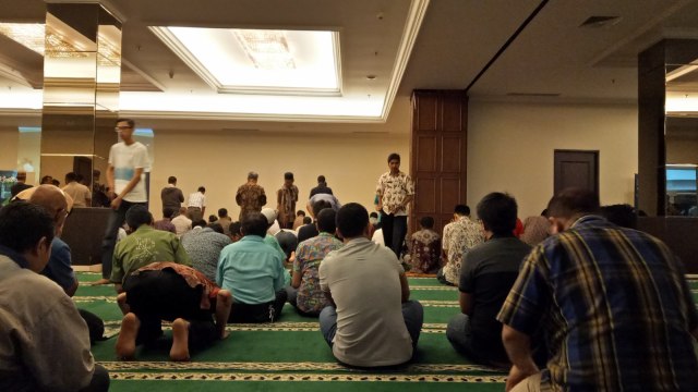 Suasana salat Jumat di Bellagio Mall. (Foto: Aprilandika Pratama/kumparan)