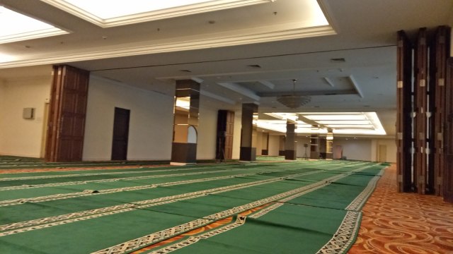 Suasana salat Jumat di Bellagio Mall. (Foto: Aprilandika Pratama/kumparan)