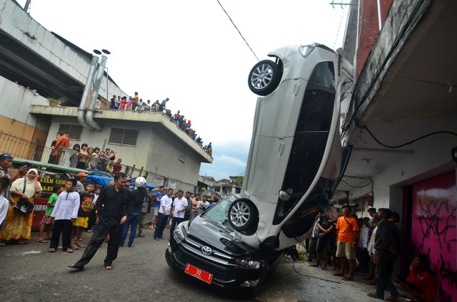 Mobil terjatuh di kawasan Tasikmalaya. (Foto: Antara/Adeng Bustomi)