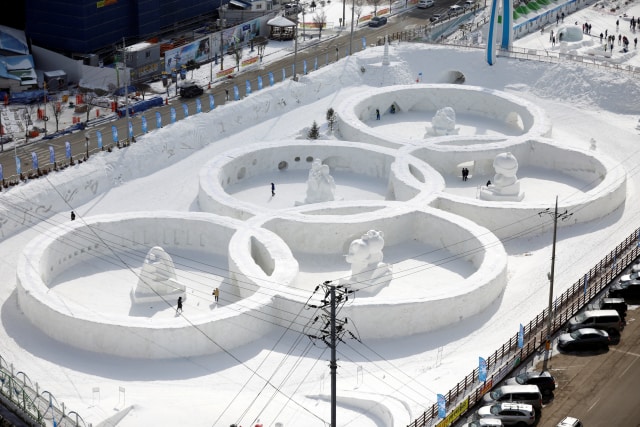 Patung es cincin Olimpiade. (Foto: Kim Hong-Ji/Reuters)