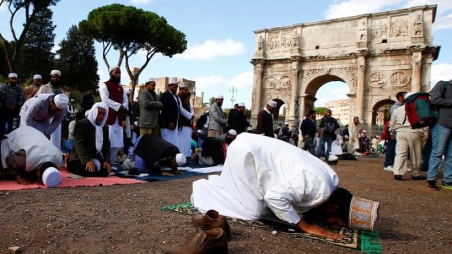 Warga Muslim beribadah di Colosseum, Roma (Foto: Tony Gentile/Reuters)