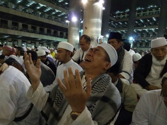 Seru tangis umat dalam doanya. (Foto: Kevin Kurnianto/kumparan)