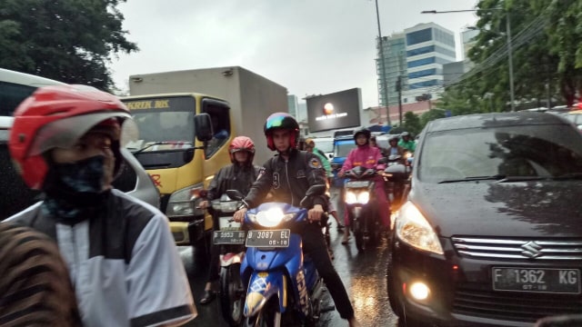 Kepadatan jalan raya di area Telkom Foto: Ainul Qalbi/kumparan