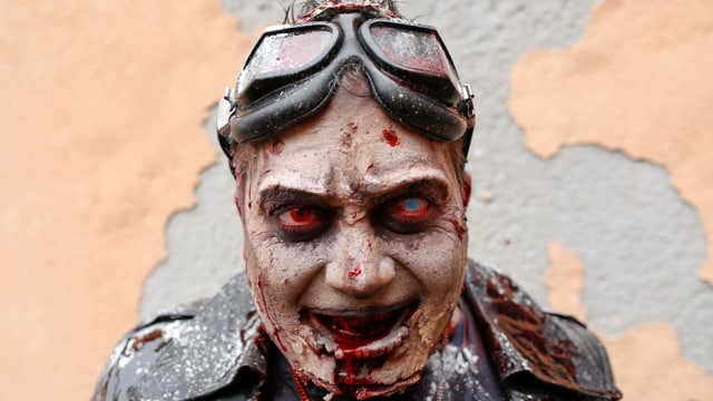 Peserta karnaval dengan makeup karakter zombie. (Foto: Reuters/Tony Gentile)