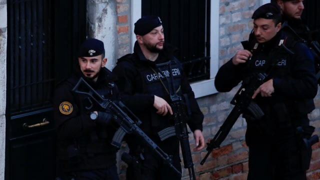 Polisi menjaga keamanan Karnaval Venesia. (Foto: Reuters/Tony Gentile)