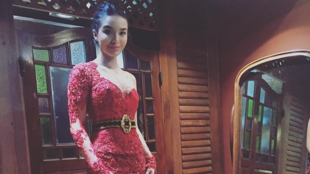 Manohara memakai baju kebaya. (Foto: Instagram/@manodelia)