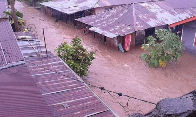 Banjir bandang di Kota Bitung (Foto: Twitter: @Sutopo_BNPB)