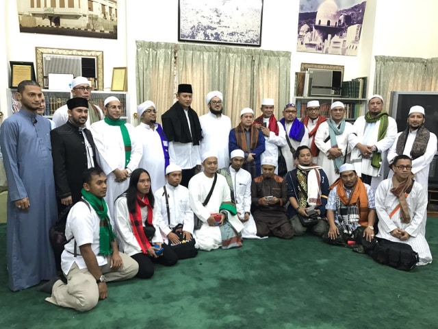 Agus bersama beberapa habib berangkat umroh (Foto: Dok. Tim Agus - Silvy)