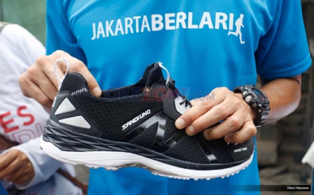 Sandi Melangkah dengan Sepatu Perjuangan