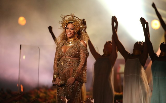 Beyonce tampil di Grammy Awards ke-59. (Foto: Reuters/Lucy Nicholson)