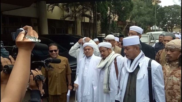 Rizieq Shihab telah sampai di Polda Jabar. (Foto: Aldis Tannos/kumparan)