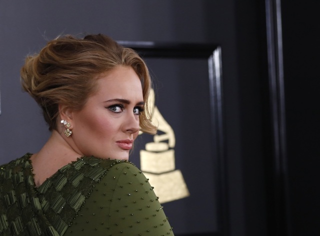 Adele mengenakan gaun hijau di Grammy Awards. (Foto: Reuters/Mario Anzuoni)