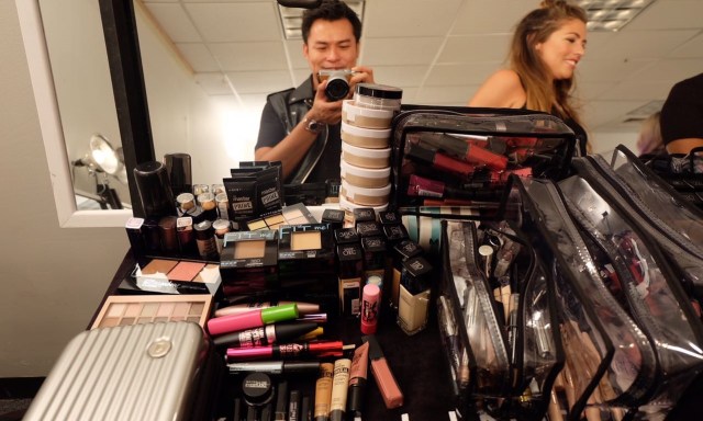 Ryan Ogilvy bersama kotak make-up-nya. (Foto: Dokumentasi pribadi)