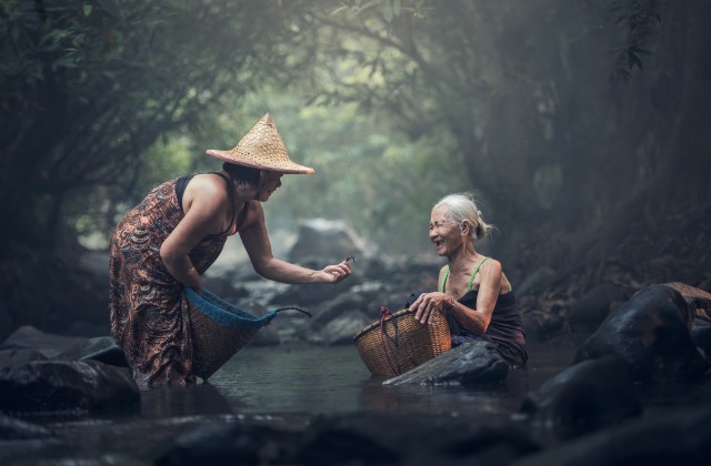 Potret ibu-ibu dan alam (Foto: Pixabay)