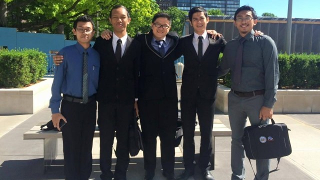 Adhi bersama rekan-rekannya saat di Amerika. (Foto: Facebook: Adhi Kusuma Barata )