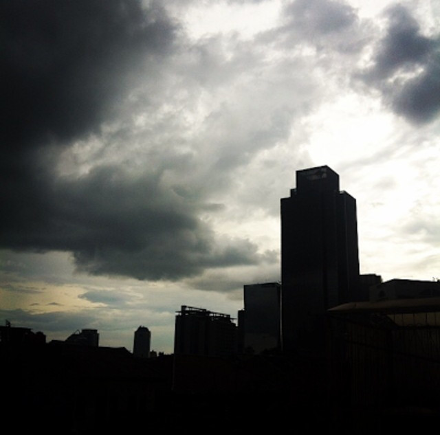 Ahok Matahari di tengah langit Jakarta yang mendung