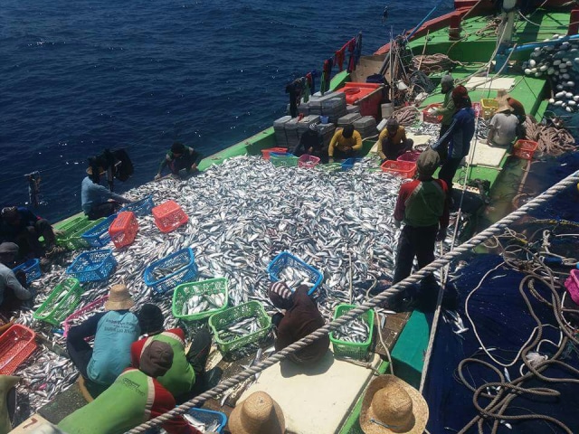 Nelayan bekerja di tengah laut  (Foto: Hadi Sutrisno)