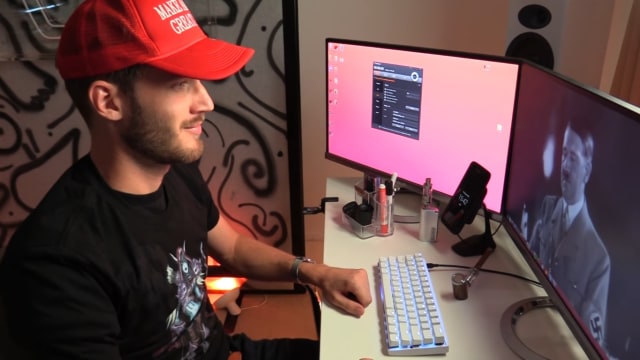YouTuber PewDiePie menonton Hitler. (Foto: PewDiePie via YouTube)