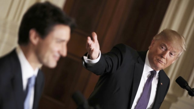 Justin Trudeau dan Donald Trump di Gedung Putih. Foto: Carlos Barria/Reuters