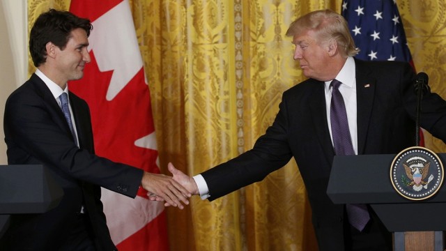 Justin Trudeau dan Donald Trump bersalaman. (Foto: Kevin Lamarque/Reuters)