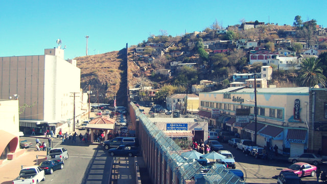 Perbatasan Nogales Arizona dan Sonora (Foto: Flickr)