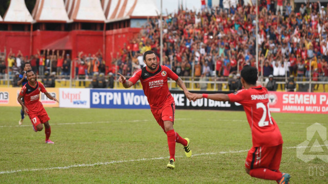 Pemain Semen Padang merayakan gol. (Foto: PT GTS/ISC A)